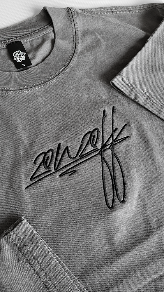 SIGNATURE TEE
