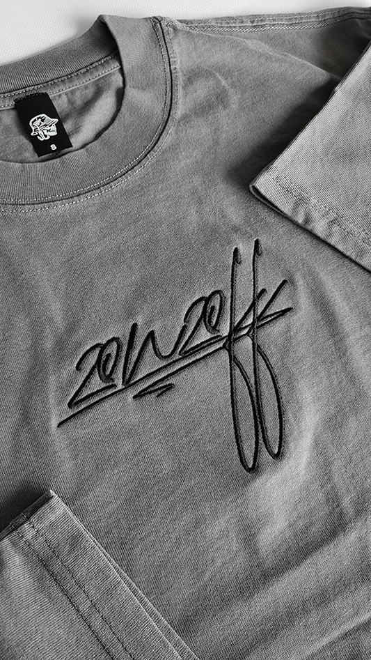 SIGNATURE TEE